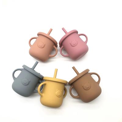中国 BPAの自由な赤ん坊の訓練のシリコーンのわらのコップくまは幼児を形づけた 販売のため