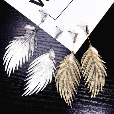 China Low Price Sale Lady Personality Feather Shaped TRENDY Earrings For Party Jewelry for sale