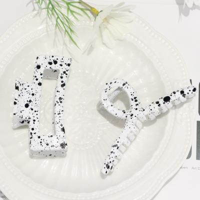 China Fashion Wholesale Point Of Sale Acrylic Black And White Hair Claw Clips Personality Hair Clip for sale
