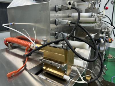 Chine Machine à capsules de gélatine douce avec 8 plongeurs et une capacité de 400-1800 kg pour l'éjection mécanique de capsules à vendre