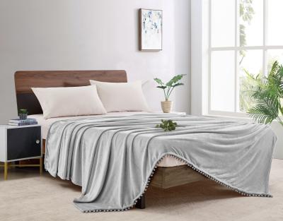 China Pom-pom flannel fleece deken op maat flannel luxe vaste kleuren dekens groothandel Te koop