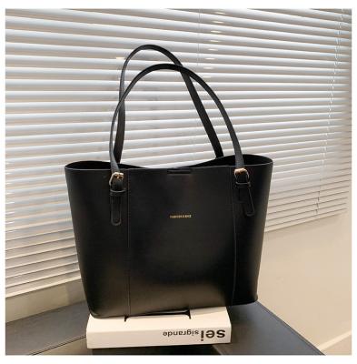 China 2024 Trendy Ladies' Fashion Shoulder Bags with Golden Chain and Single Handle for sale
