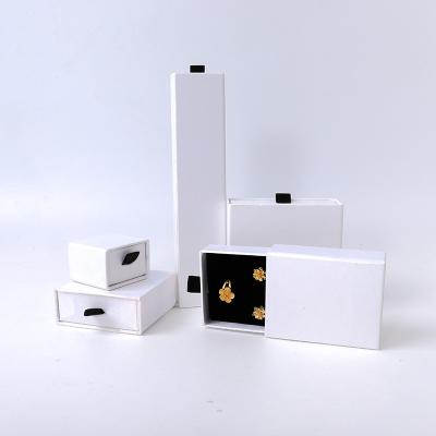 Cina Manifattura all'ingrosso Eco-friendly regalo di alta qualità gioielleria scatola personalizzata anello personalizzato collana orecchino braccialetto imballaggio cartone bianco cassetto carta gioielleria scatola con logo in vendita