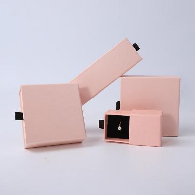 Cina Manifattura all'ingrosso Eco-friendly regalo di alta qualità gioielleria scatola personalizzata anello personalizzato collana orecchino braccialetto imballaggio cartone rosa cassetto carta gioielleria scatola con logo in vendita