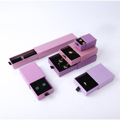 Cina Manifattura all'ingrosso Eco-friendly regalo di alta qualità gioielleria scatola personalizzata anello personalizzato collana orecchino braccialetto imballaggio cartone viola cassetto carta gioielleria scatola con logo in vendita