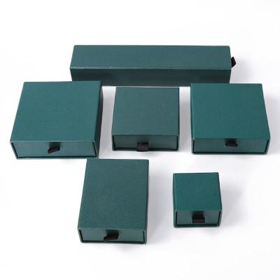 Cina Manifattura all'ingrosso Eco-friendly regalo di alta qualità gioielleria scatola personalizzata anello personalizzato collana orecchino braccialetto imballaggio cartone verde carta cassetto gioielleria scatola con logo in vendita