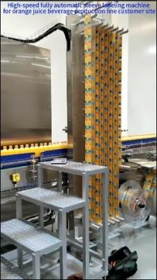 Cina Macchina di etichettatura a manica completamente automatica ad alta velocità per la linea di produzione di bevande di succo d'arancia in vendita