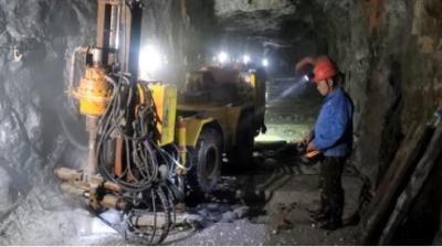 Китай 76 - 203 мм Диаметр под землей Вниз скважины буровой машины KD-KDQ150 продается