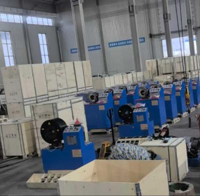 China Hydraulische 3 Zoll und 4 Zoll Elektrische kürzere Modell Knopf System Blaue Farbe Industrielle Geflechtete Schlauch Krempmaschine 3kw Kompakt Struktur zu verkaufen