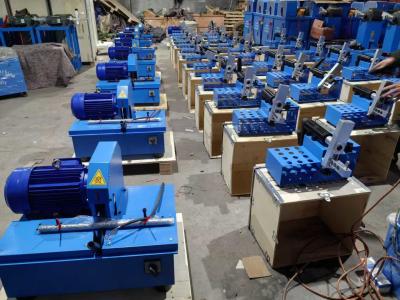 China 12v Spanningsmotor laden Geflechte Automatische Rubber slang Cutter Gemakkelijk te bedienen 1/4 tot 2 inch Tube slang Snijmachine / slang Cutter Te koop