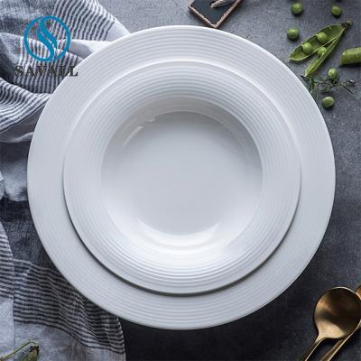 China Helle weiße unbedeutende Porzellan-Restaurant-Platten zu verkaufen