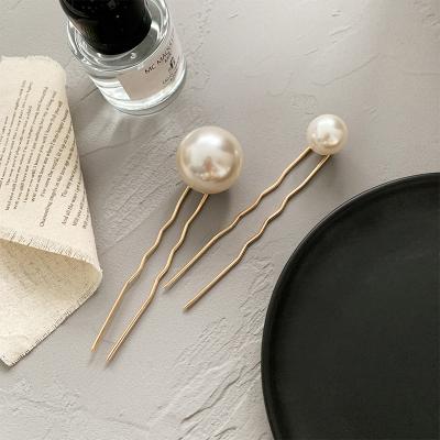 China New fashionable simple big pearl U-shaped pearl wedding headdress wedding hair bun bridal hair fork for sale