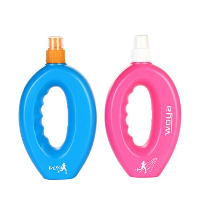 China BPA Sustainable Plastic Free Runner Water Bottles / Hand Held Runners Bottle for sale