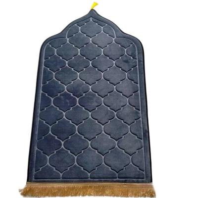 China 100% Polyester Flannel Folding Prayer Blanket Washable Muslim Prayer Rug With Tassels for sale