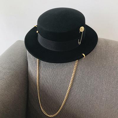 China 2023 Autumn/Winter Punk Chain Image Decorated Flat Top Woolen Women's Street Retro Felt Fedora Jazz Hat for sale