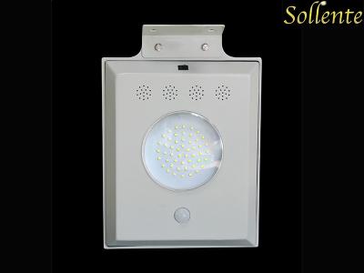 中国 作り付け電池/PIRセンサーが付いている1つの太陽LEDの街灯の5W 550lmすべて 販売のため