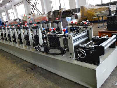 Chine Le petit pain en acier adapté aux besoins du client de support froid de poutre formant la machine avec la mouche a vu la coupe à vendre