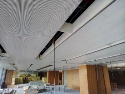 Cina 5/3mm Sala banchetti alberghiera pannelli acustici a scanalature Piastrelle di soffitto Tavola di assorbimento del suono in vendita