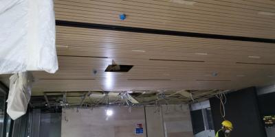 Chine Carreaux de plafond de bureau de 14/2 mm, absorbant le son, résistant au feu, panneaux de mur acoustiques rainurés à vendre