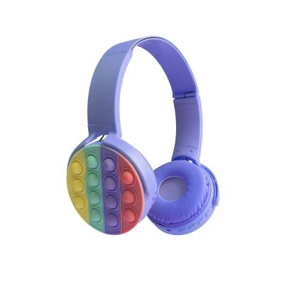 中国 落着きのなさの破裂音の感覚的なBluetoothのステレオのヘッドホーンの虹色解放圧力イヤホーン 販売のため