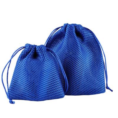 China El poliéster que se reúne el regalo del lazo de la tela empaqueta los 25x30cm modificados para requisitos particulares en venta
