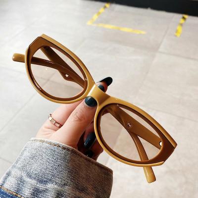 China Fashion Sunglasses 3942 New Style Plastic Butterfly Shaped Sunglasses Wholesale Small Glass Frame Champagne Black Glasses Retro for sale