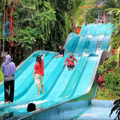 China OEM Outdoor Water Game Park Fiberglass Tube Water Slide for Kids for sale