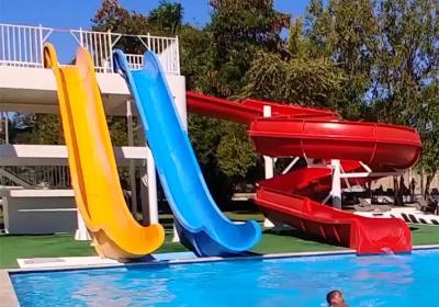 China Aquapark-apparatuur Resort Glasvezel zwembad glijbaan Vliegende stijl waterglijbaan Voor kinderen en volwassenen Te koop