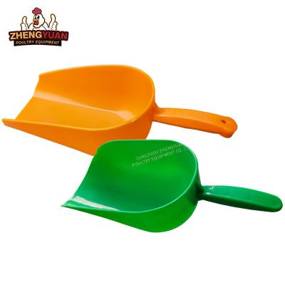 China Animal feed shovel Piglet large plastic feed scoop plastic scoop shovel for pig chicken farm husbandry equipment feed shovel with handle for sale