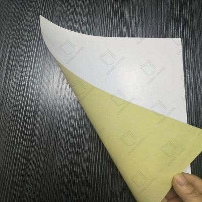 Китай 150-250г Желтая / белая бумажная печать самоклеящиеся этикетки рулон для доставки розничная упаковка этикетки продается