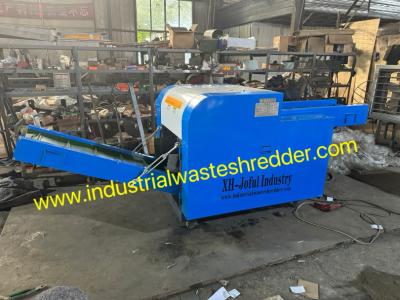 China Viscose Fiber Scrap Cardboard Box Shredder With Rotating Twisted Knife Design for sale