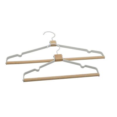 China 2020 New Style Heavy Duty Metal Factory Flat Style Wooden Suit Hanger White Straight With Beech Wood Bar zu verkaufen