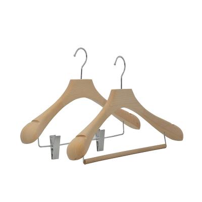 China Custom Luxury Hot Stamping Flat Hanger Fabrics Beech Wood Hangers Natural Wood For Display Te koop