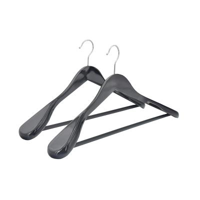 China Custom Luxury Wooden Hotel Suit Flat Hanger High Quality Wooden Suit Hanger With Bar Te koop