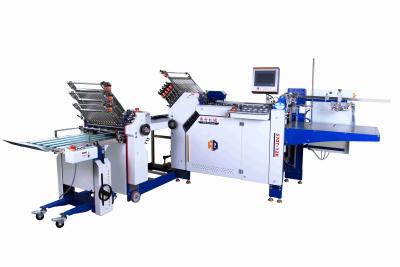 China Breedte 570 mm Grootformaat papier vouwmachine met platte stapelvoeder voor gevouwen boekje Te koop