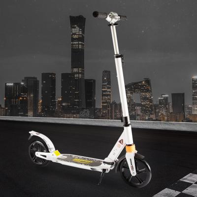 Chine Scooters adultes de coup-de-pied de frein à disque d'unité centrale 84cm scooter de pied de 2 roues à vendre