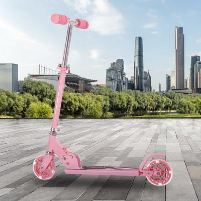 Chine Les enfants du frein arrière 100KGS donnent un coup de pied des scooters 29,5 scooter de roue des filles 2 de pouce à vendre