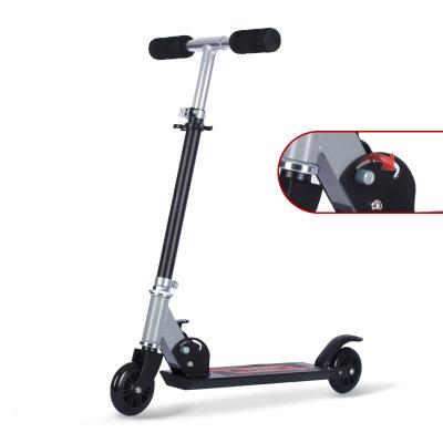 Chine Les roues de 4 pouces 2 donnent un coup de pied le scooter d'alliage d'aluminium des pneus pneumatiques 10.16cm de scooter à vendre