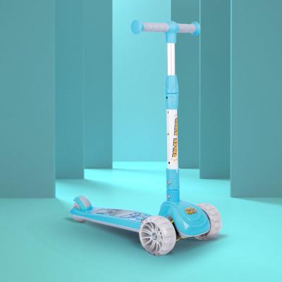 Chine Le patineur de pied des filles du scooter 81cm de coup-de-pied de roue de 4,7 pouces trois allument le scooter à vendre