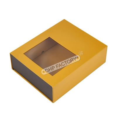 China Caja de regalo magnética plegable personalizada con ventana de PVC ahorrando espacio embalaje elegante en venta
