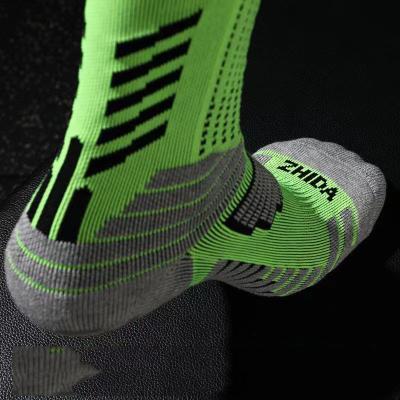 China Fashion Breathable High Quality Cheap Fashion Men's Anti Slip Football Soccer Sports Grip Socks For Women Men Unisex for sale