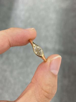 China Configuración de bezel 0.72ct DEF VS-VVS Laboratorio Diamante corte oval 18K Anillo de compromiso de oro amarillo en venta