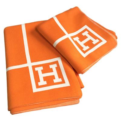 China Portable Warm Fashion Sofa Blanket Cheap Customizable Blankets For Winter for sale