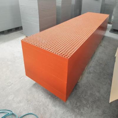 China Grelha de cor laranja de tamanho de malha 40x40 de altura 50mm, tamanho do painel 1007x4040mm, superfície côncava. à venda