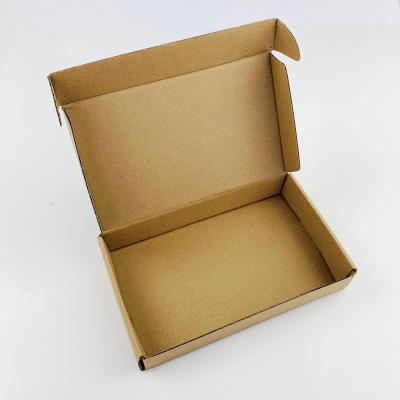 Cina Custom E-Commerce Premium Brand Packing Craft Paper Mailer Box di imballaggio per abiti abiti in vendita