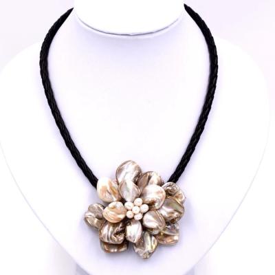 China Factory Price Fashionable Handmade Shell Flower Necklace for sale
