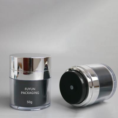 China frasco mal ventilado da emulsão da bomba do creme hidratante 50ml preto branco com empacotamento de vácuo cosmético do tampão à venda