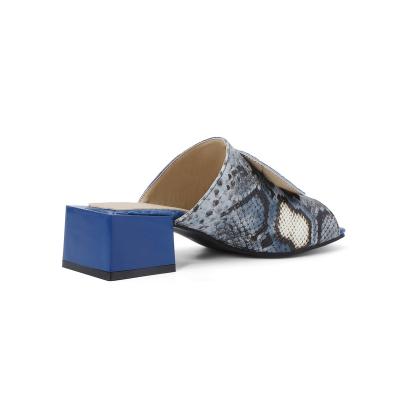China Cushioning Fashion light beautiful serpentine slipper The latest fashion slipper for sale