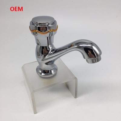 China Modern Metered Tap Faucet Deck Mounted Zinc Basin Faucet Cold Water Single Lever en venta