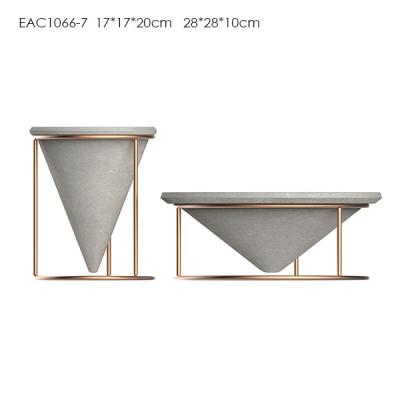 Chine Vase concret à fleur circulaire de cône unique avec le fil d'électroplaquage d'or à vendre